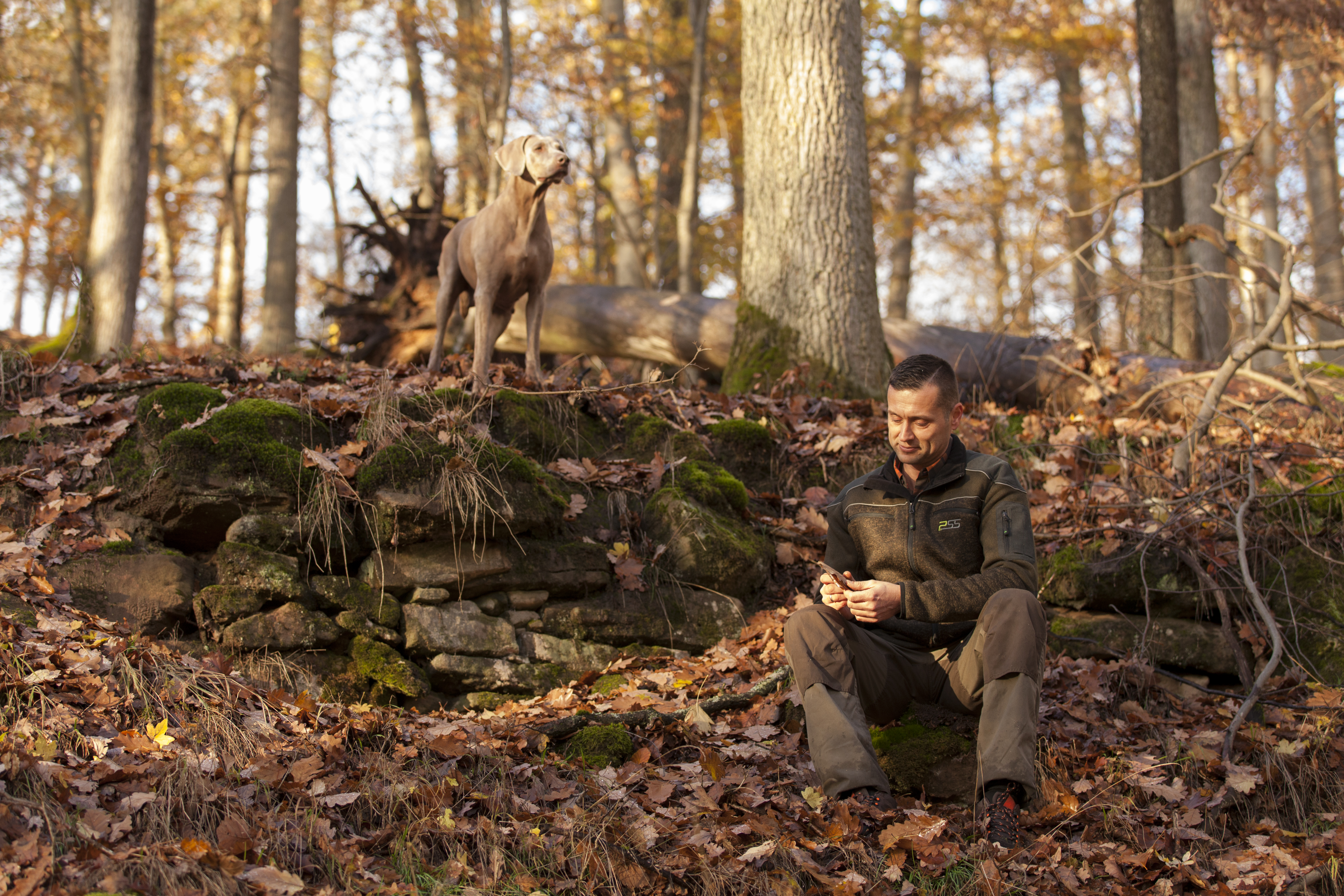 Christian en hond in bos