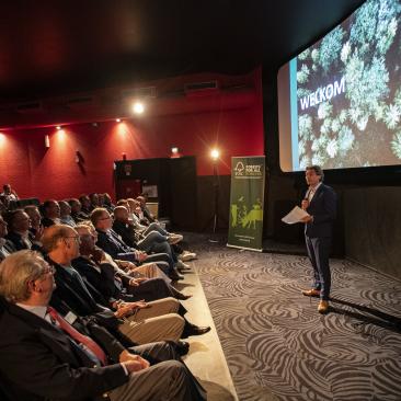 Directeur Generaal Natuur en Visserij Donée Slangen feliciteert bedrijven